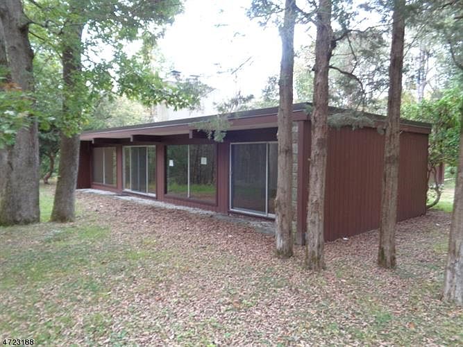 1st image of 10 Bear Ln