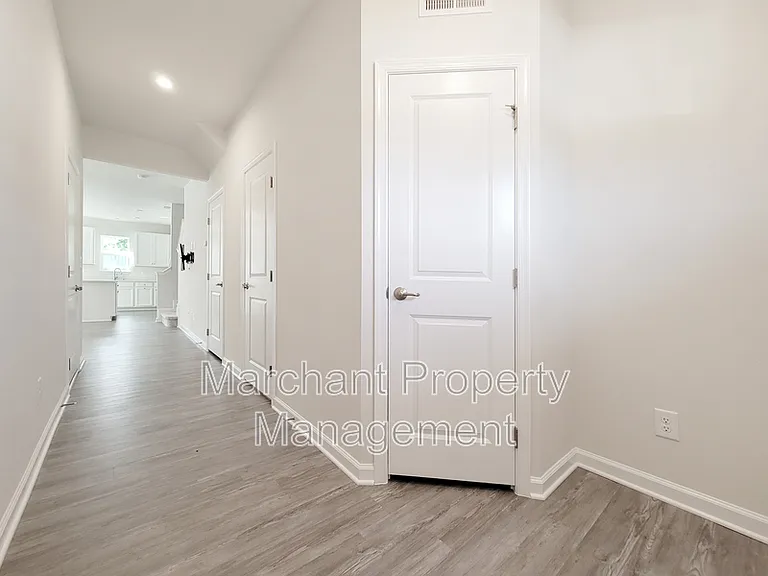 111 Marthawood Ln — Photo 5