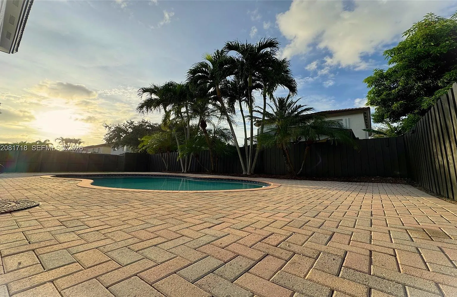 5 bed, 2905 sqft, $5,725 — Photo 2