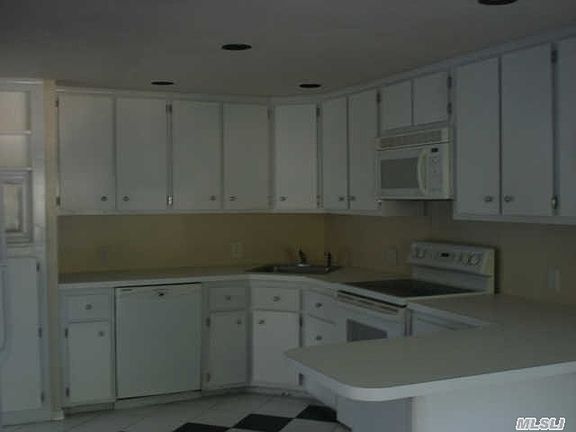3rd image of 5 Carnegie Dr