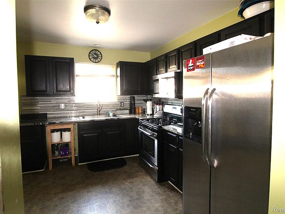 4th image of 22100 Pleasant St