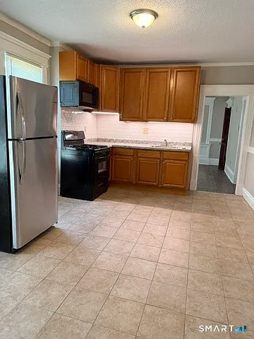 370 Maple Ave — Photo 4
