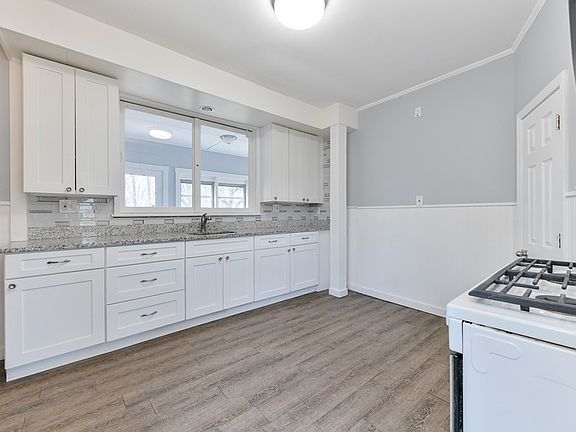 2nd image of 140 Pearl St