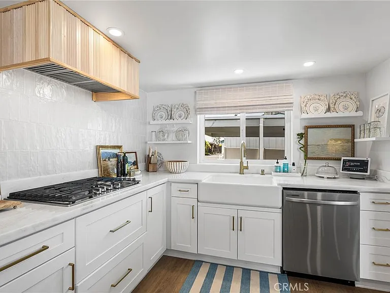 8 Saratoga — Photo 15
