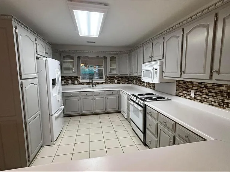 5587 Mobile Ave — Photo 2
