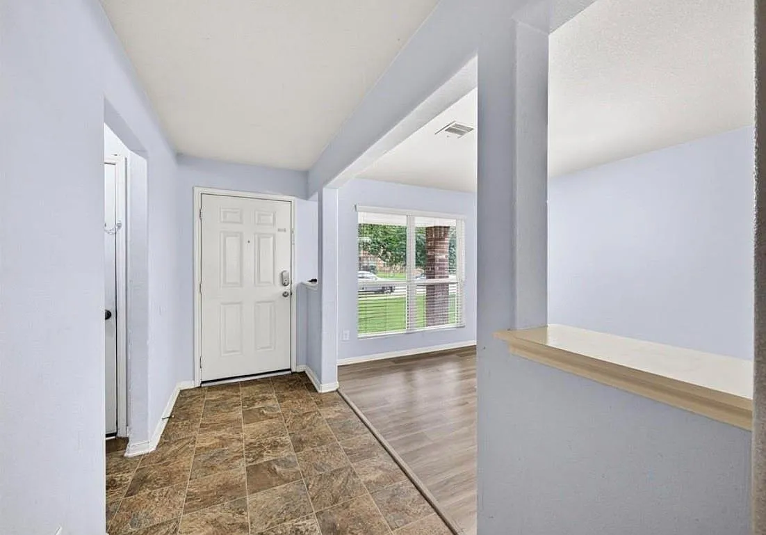 4 bed, 2.5 bath, 3156 sqft, $2,450 — Photo 4