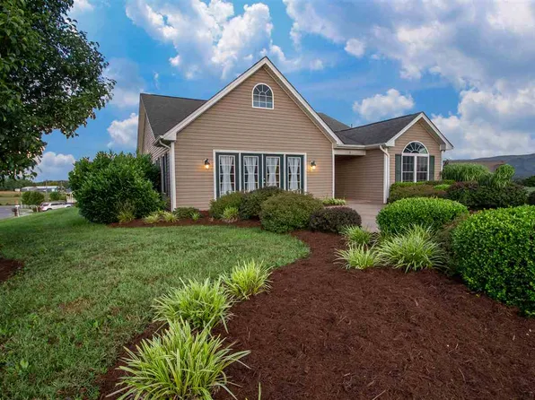 6 Willard Ct, Stuarts Draft, VA 24477
