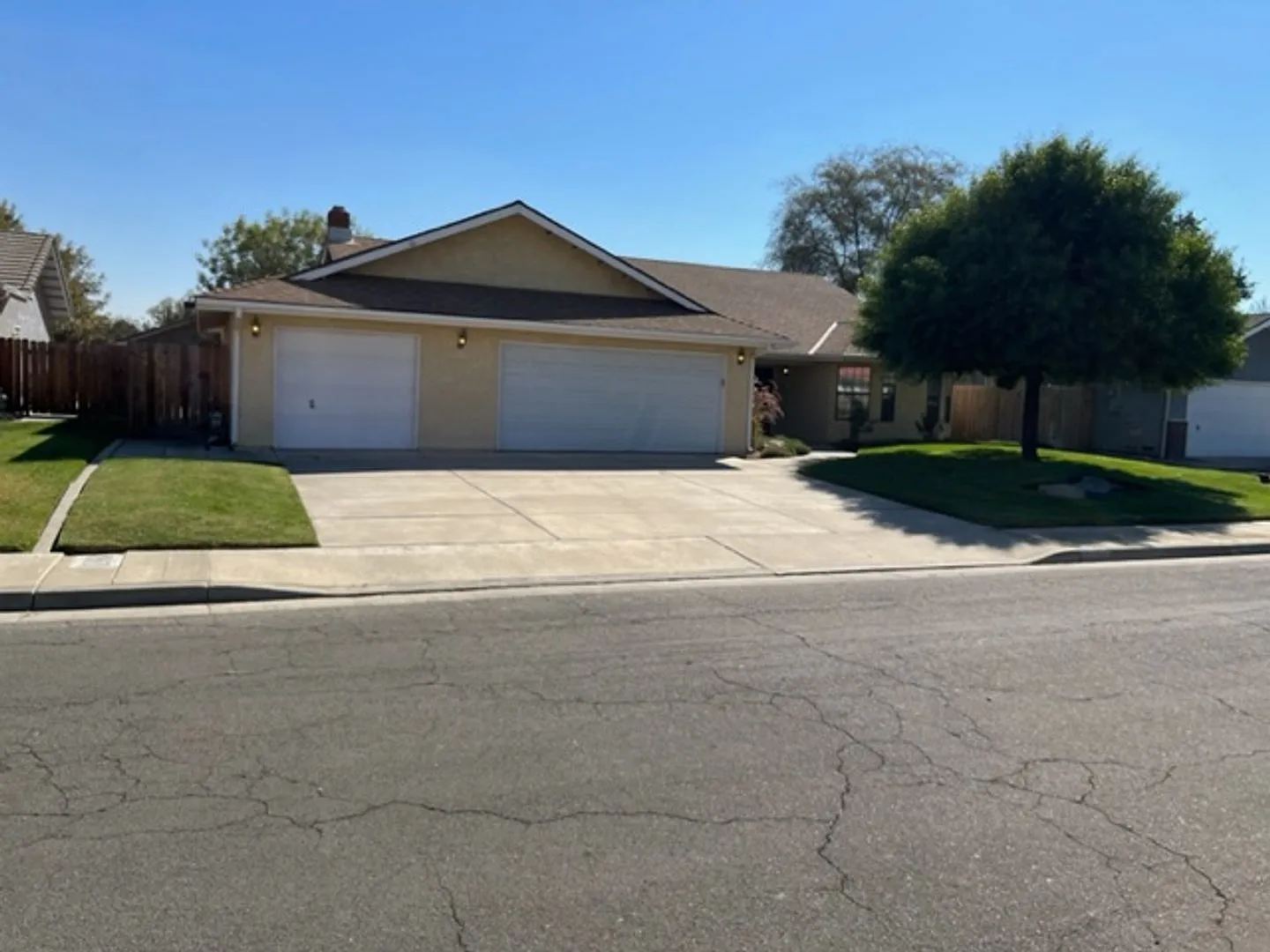 Nice 5 bedroom home with a large garage. — Photo 1