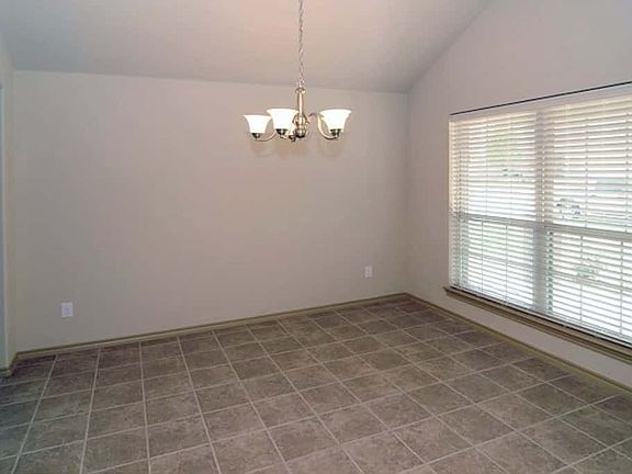 3rd image of 620 Woodpecker Ln