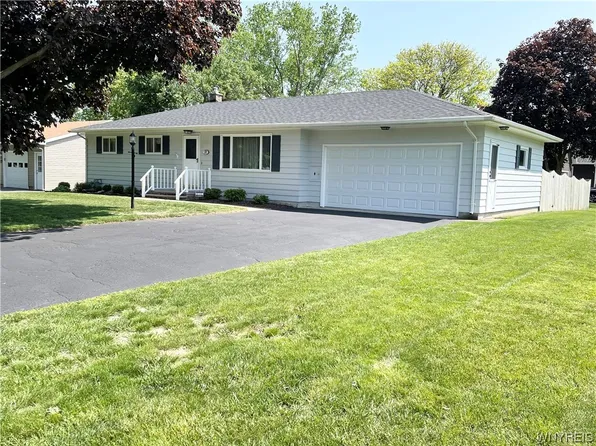 2 Fordham Dr, Batavia, NY 14020