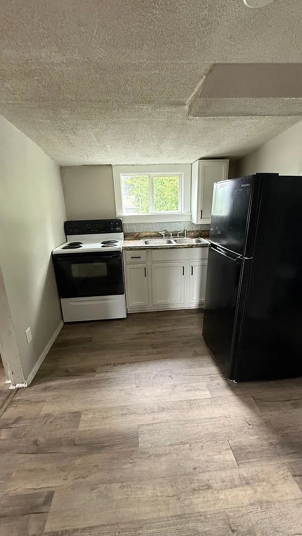 1400 E 5th Street — Photo 2