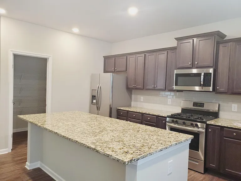 61 Pointe Pl — Photo 4