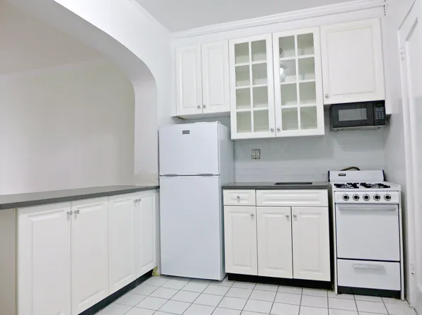 322 East 55th Street image 3 of 5