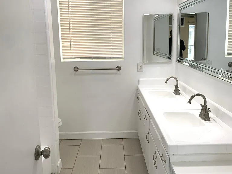 335 N Isabel St #7 — Photo 10