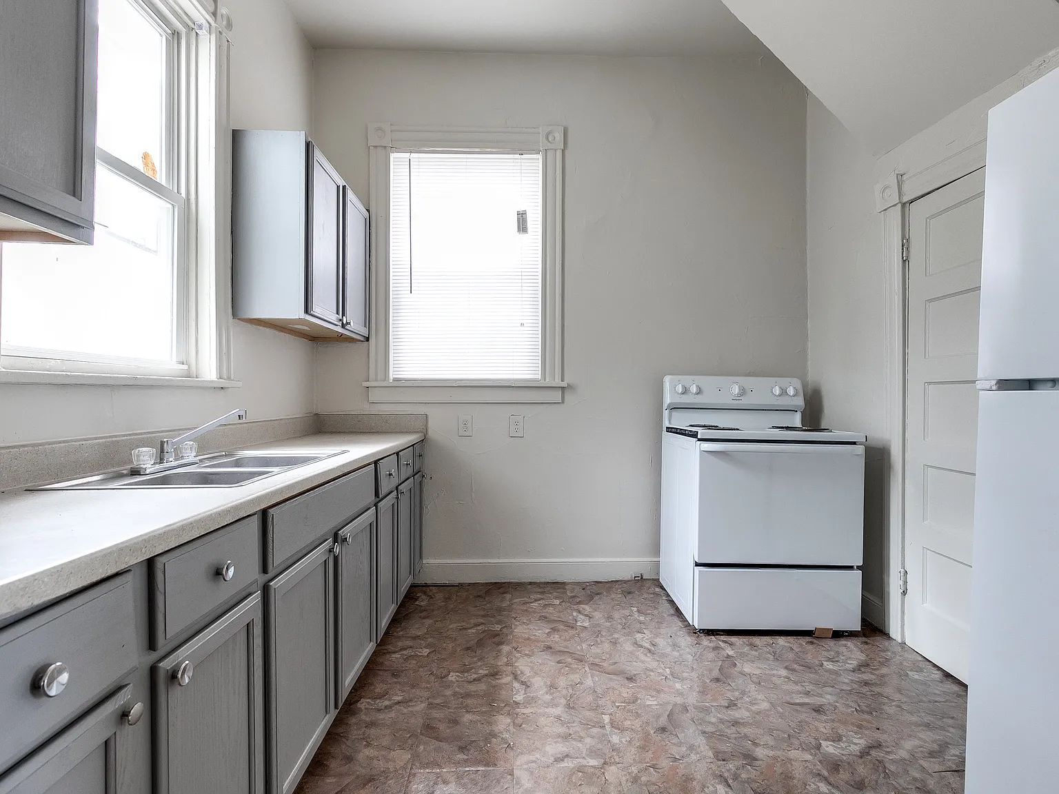 4 bed, 1.5 bath, 1314 sqft, $2,364 — Photo 3