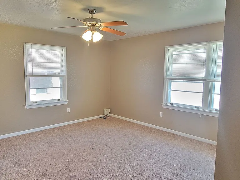 1515 S Abilene Ave — Photo 24