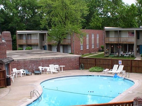3rd image of 450 NE 68th St #210-17