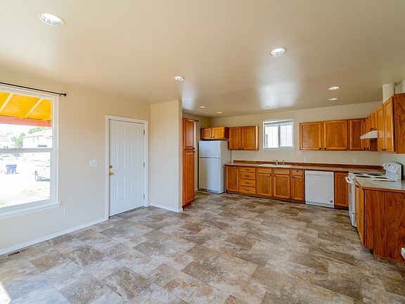 4th image of 2020 S J St