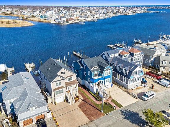 3rd image of 806 North Dr