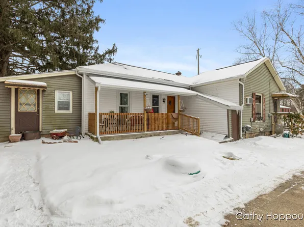 64 Pleasant St, Saranac, MI 48881