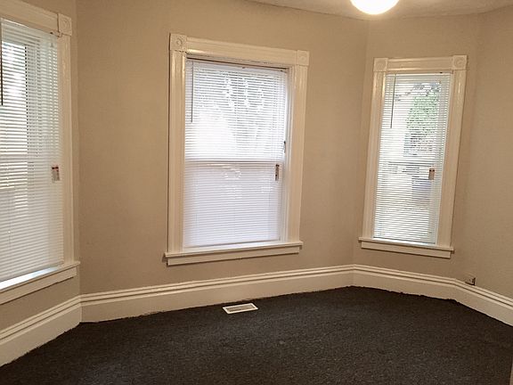 5th image of 354 Hogadone Ave SW