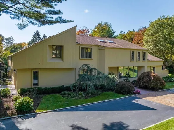 2 Deepwood Court, Old Westbury, NY 11568