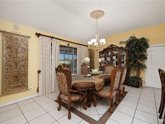 5th image of 405 Anaqua Dr