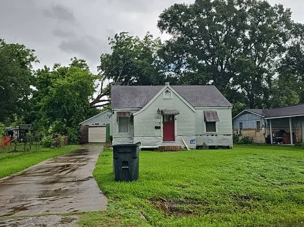 109 S 4th St, Highlands, TX 77562