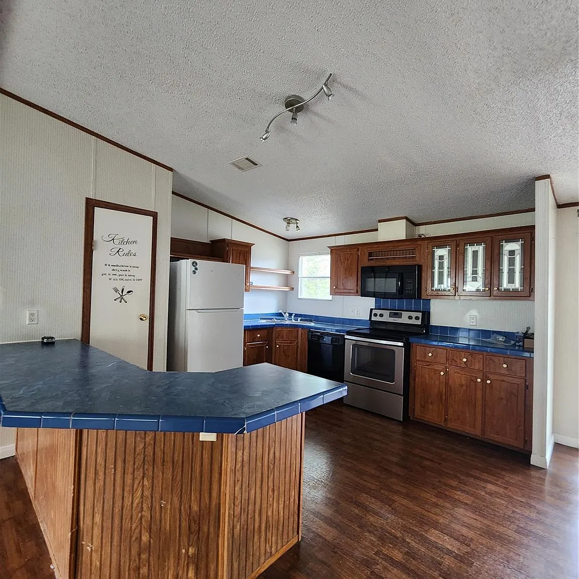 3 bed, 2.0 bath, 1400 sqft, $1,300 — Photo 4