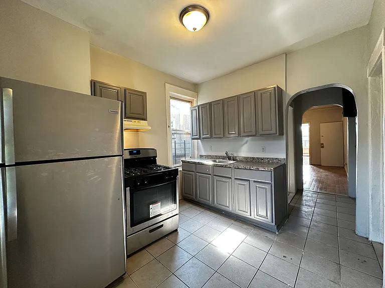 126 Bergen Ave #2E — Photo 1