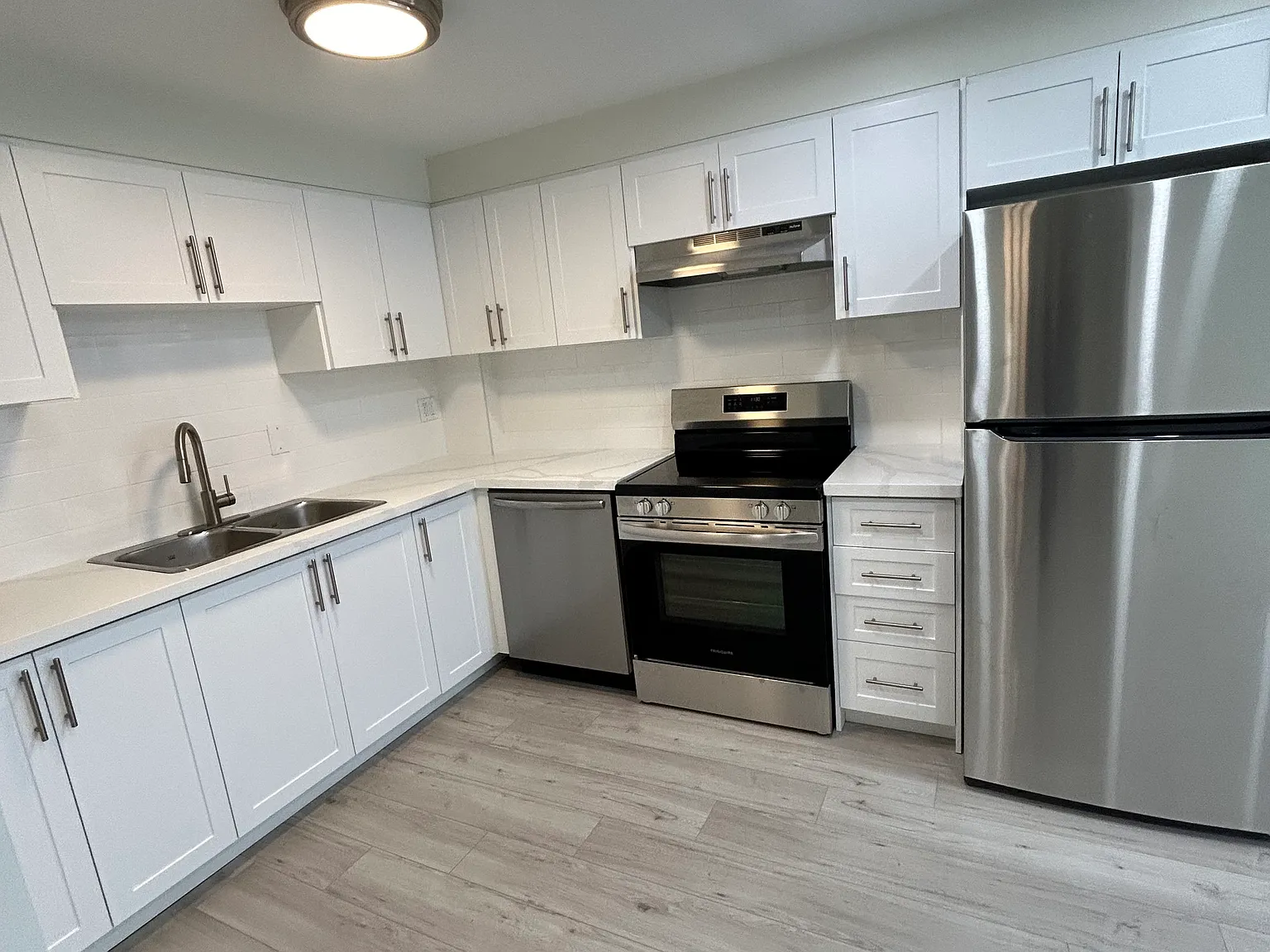 190 Gage Ave S — Photo 1