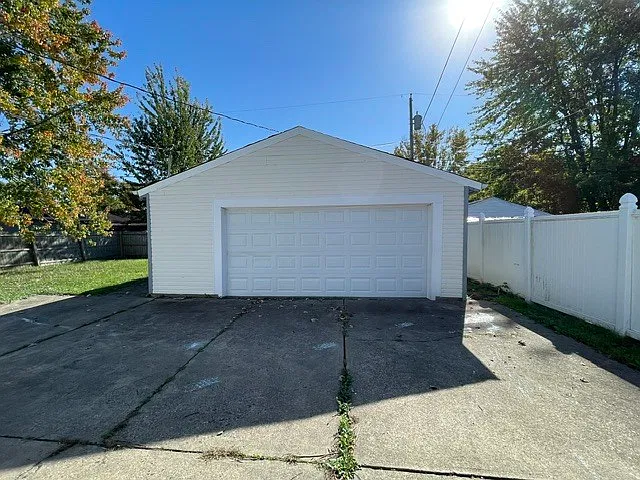 3 bed, 1.0 bath, 1144 sqft, $1,450 — Photo 2