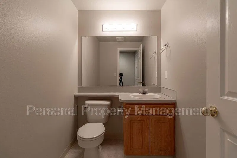 4 bed, 2.5 bath, 2160 sqft, $2,795 — Photo 4