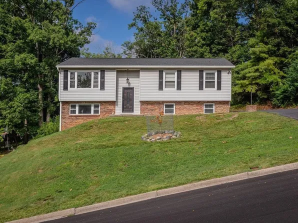 585 Hilltop Dr, Staunton, VA 24401
