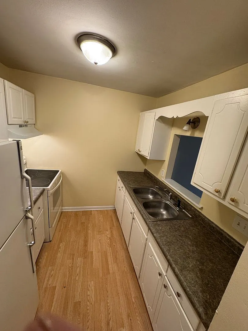 1116 Irving Ave — Photo 2