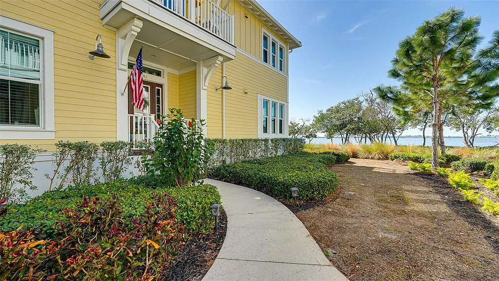 3 bed, 3.0 bath, 2206 sqft, $5,000 — Photo 2