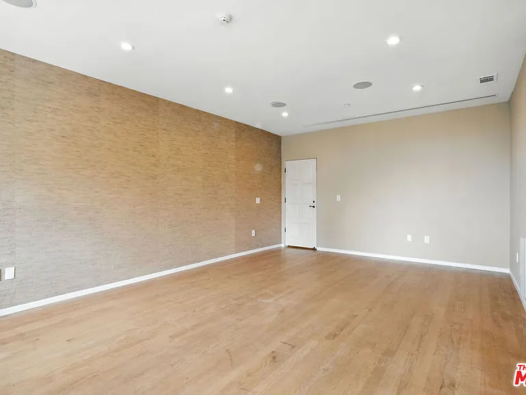 1675 N Woods Dr — Photo 55
