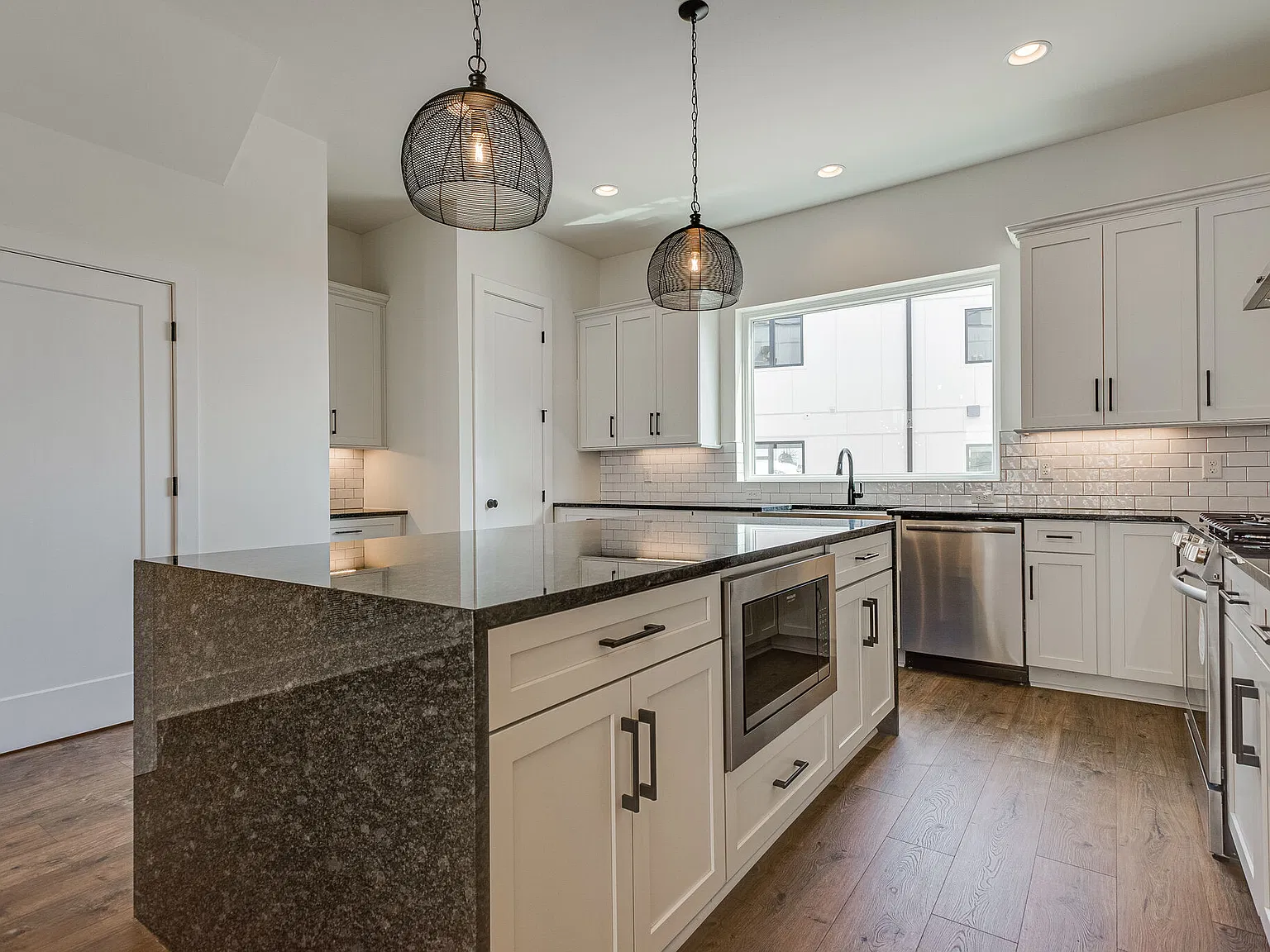 3 bed, 3.5 bath, 1959 sqft, $3,300 — Photo 2