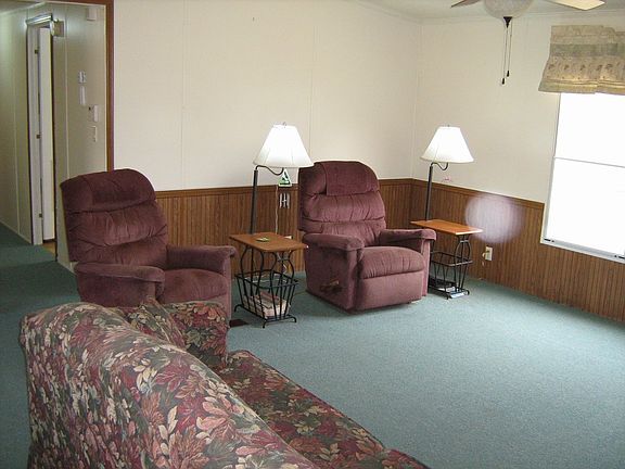 COMFORTABLE LIVING ROOM