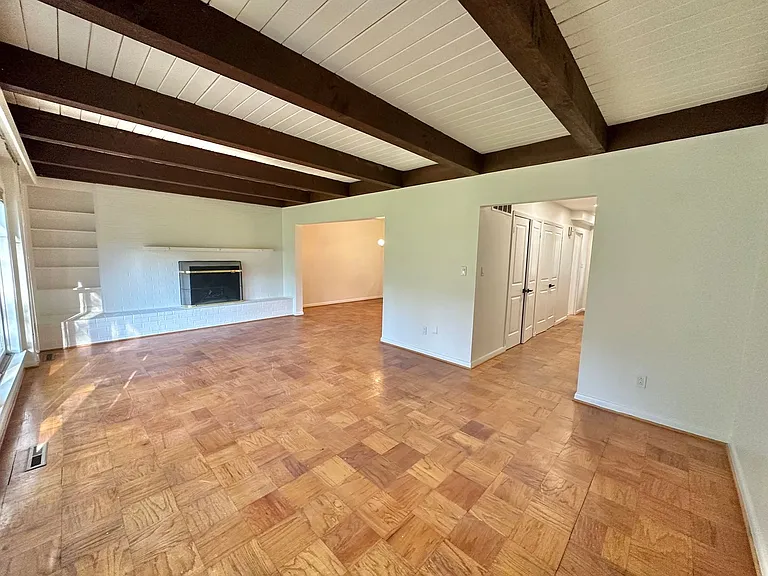 Melrose Apartments — Photo 37
