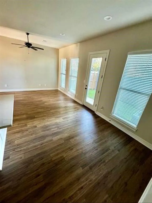 3 bed, 2.5 bath, 1900 sqft, $2,095 — Photo 3
