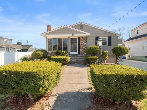 8 Ashby St, Johnston, RI 02919