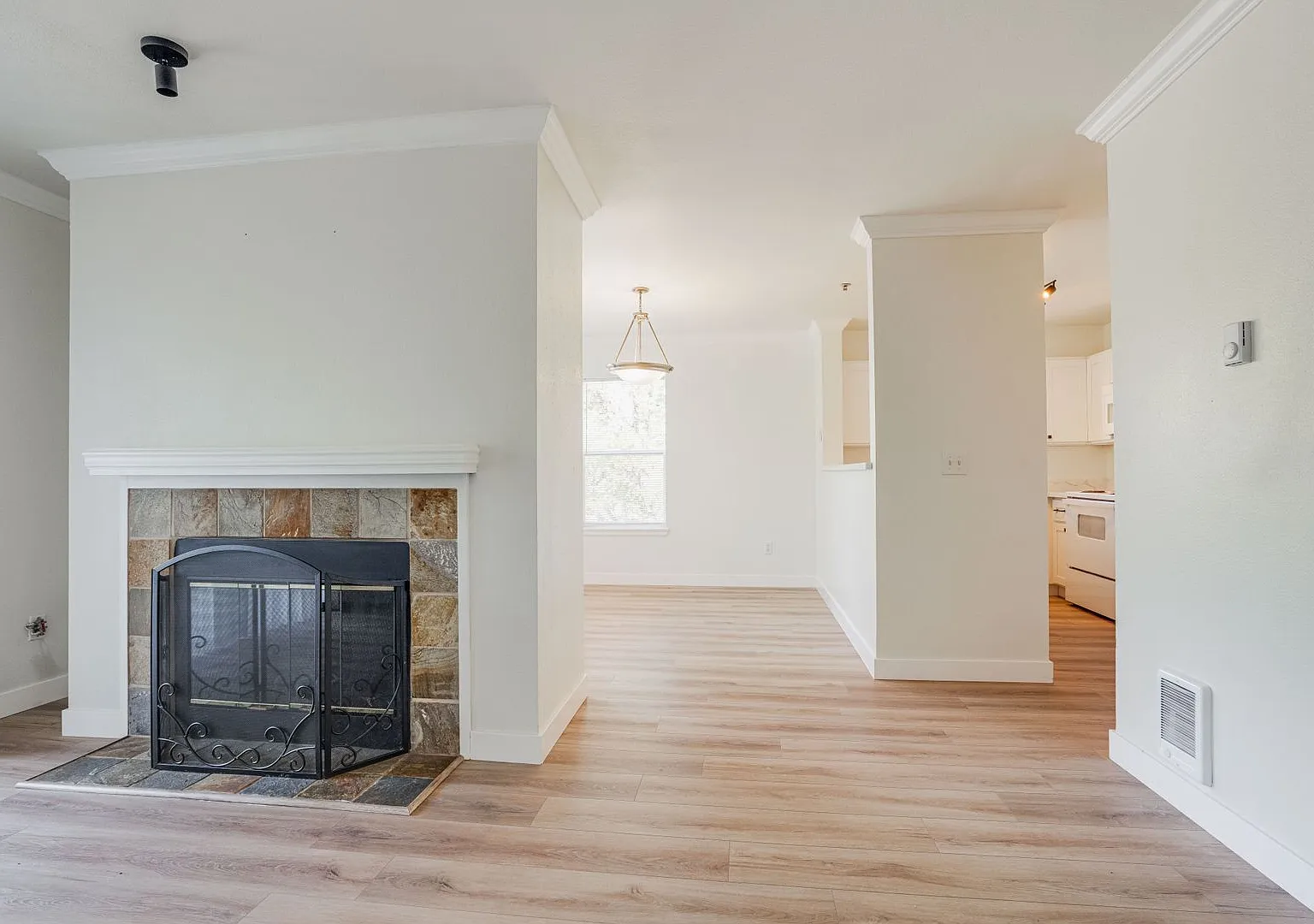 Newly Updated Federal Way Condo! 2 bedroom - 2 Bathroom — Photo 1