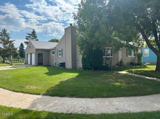 906 13th Ave W, Williston, ND 58801