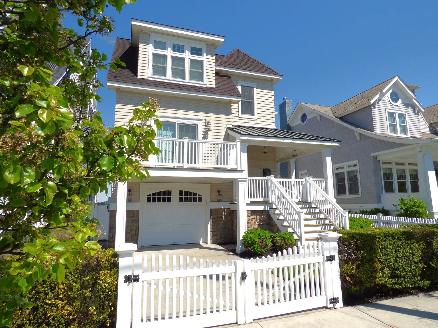 5 bed, 4.5 bath, 2418 sqft, $30,000 — Photo 2