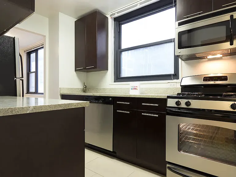 245 E 40th St #14A — Photo 4