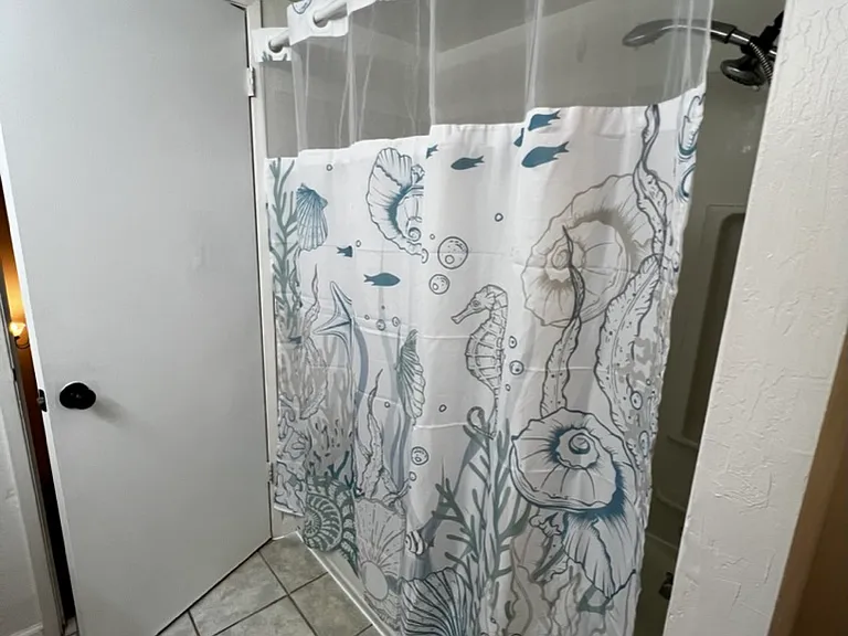 Upstairs bathroom with tub/shower