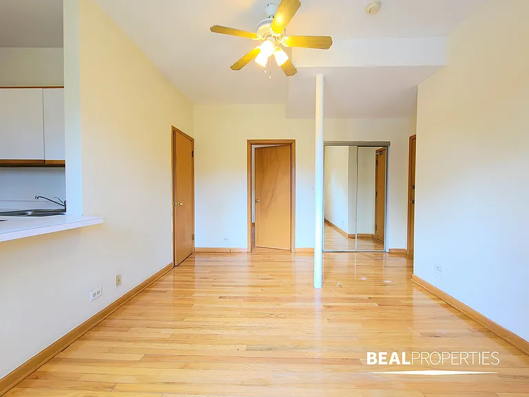 635 W Barry Ave — Photo 5