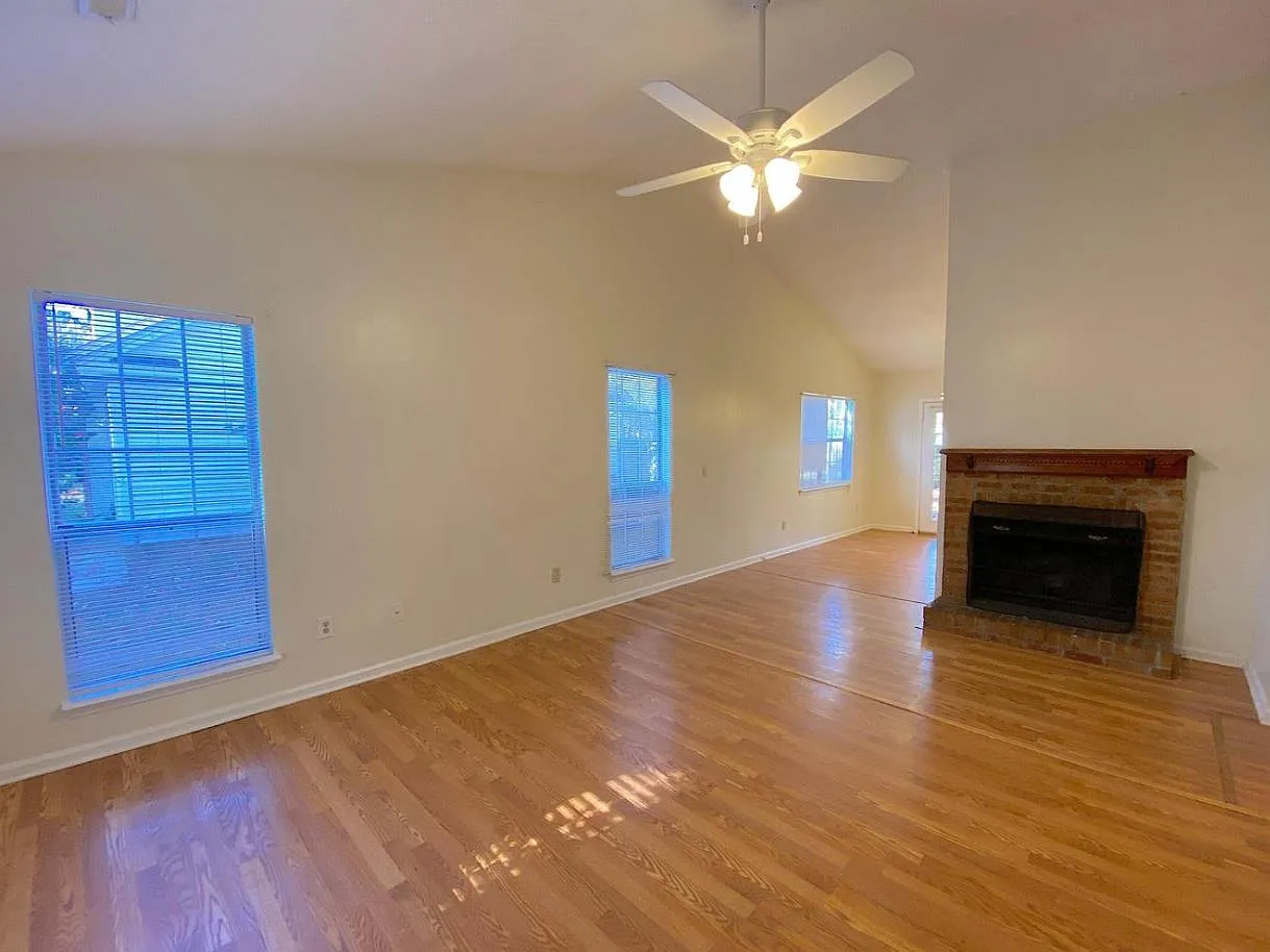 3 bed, 1229 sqft, $2,175 — Photo 2