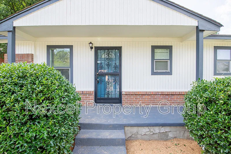 3 bed, 1.5 bath, 903 sqft, $899 — Photo 3